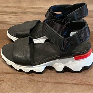 Sorel 7.5 Black and white soled sandals